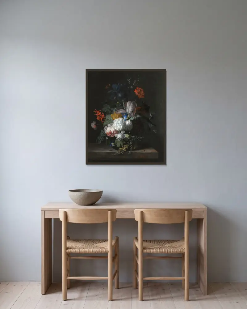 Stilleben med hortensia, vindling, primula, pioner, aurikel, nejlika, tulpaner, snöbollar och andra blommor i glasvas av Jan van Huysum inramad på en vägg