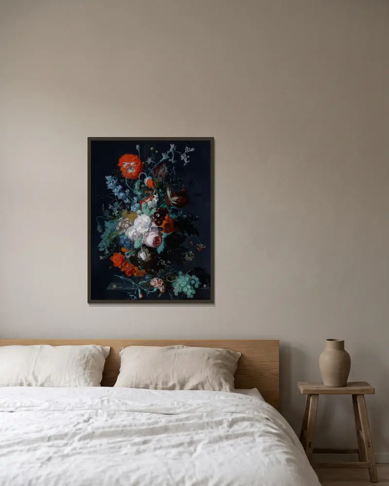 Stilleben med blommor och frukt av Jan van Huysum inramad på en vägg