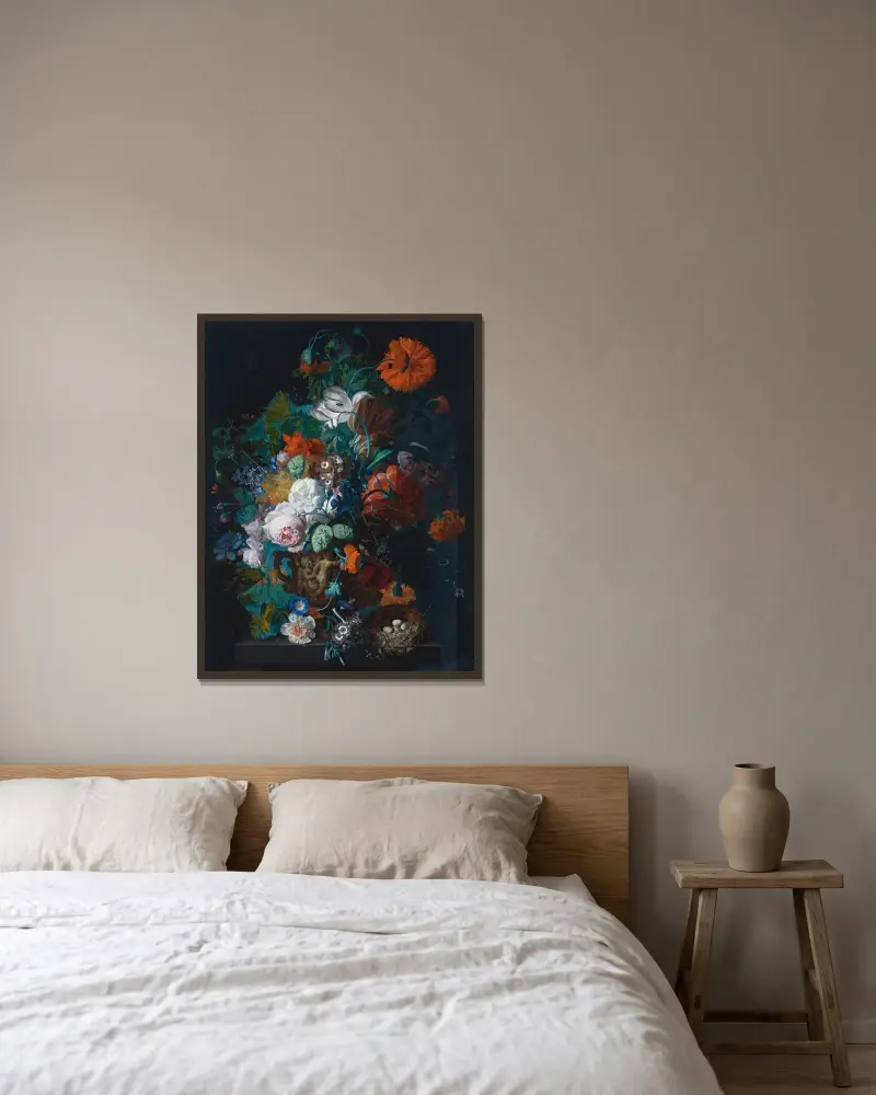 Zátiší s růžemi, tulipány, pivoňkami a dalšími květinami ve vyřezávané kamenné váze s ptačím hnízdem na kamenném podstavci před nikou, Jan van Huysum v rámu na stěně