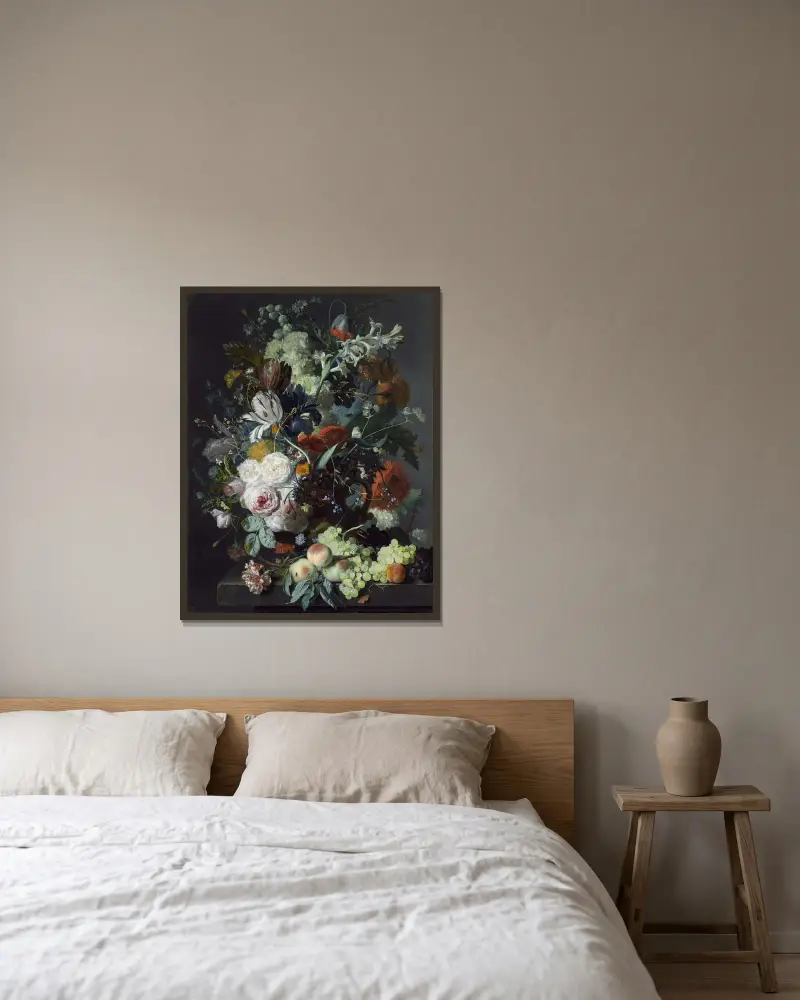 Stilleben med blommor och frukt av Jan van Huysum inramad på en vägg