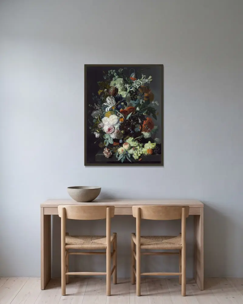 Stilleben med blommor och frukt av Jan van Huysum inramad på en vägg