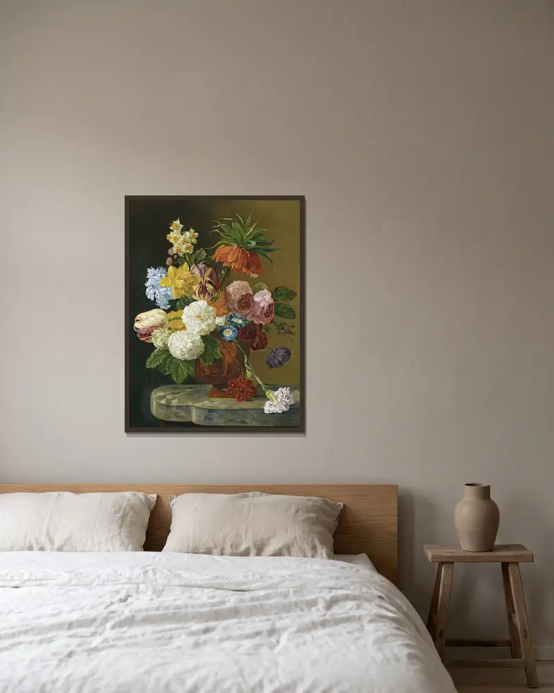 Stilleben med rosor, pioner, tulpaner, påskliljor, nejlikor och andra blommor i en vas av Georgius Jacobus Johannes van Os inramad på en vägg