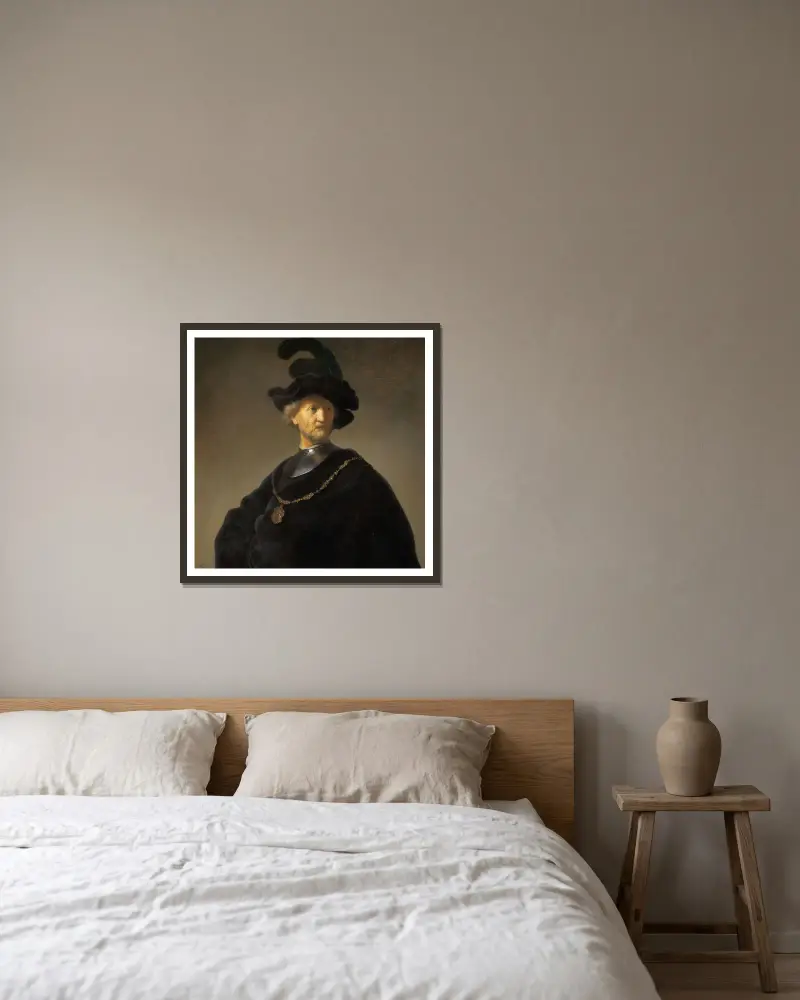 Bildnis eines alten Mannes mit goldener Kette von Rembrandt van Rijn gerahmt an einer Wand