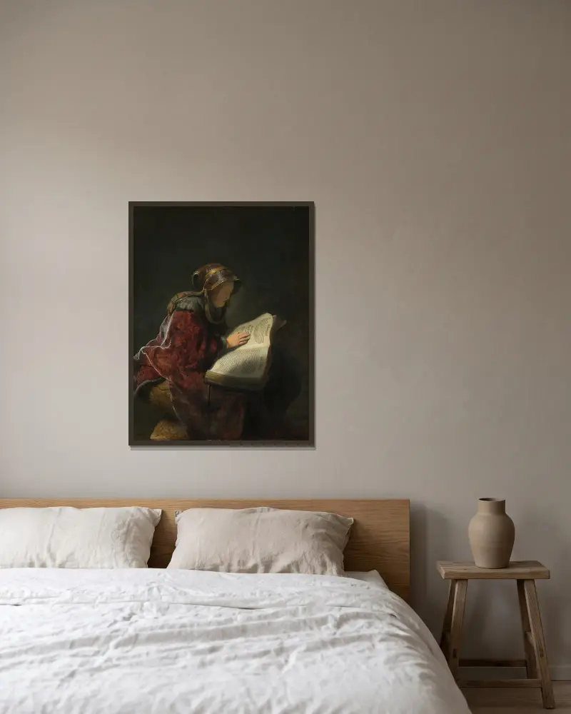 Alte Frau beim Lesen von Rembrandt van Rijn gerahmt an einer Wand
