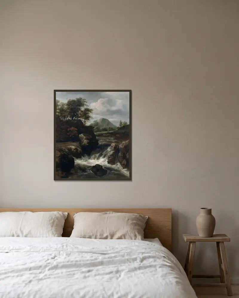 Ett vattenfall av Jacob van Ruisdael inramad på en vägg