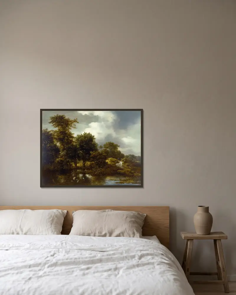 Skogslandskap med damm av Jacob van Ruisdael inramad på en vägg