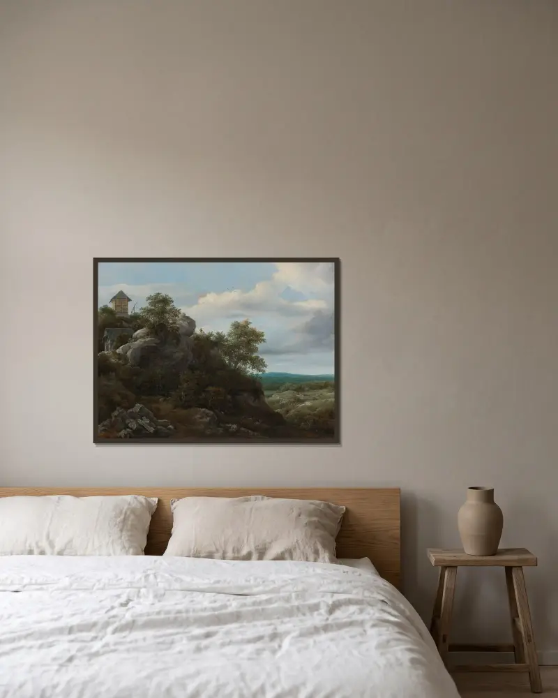 Landskap med hus på en klippig kulle och utsikt över en slätt av Jacob van Ruisdael inramad på en vägg