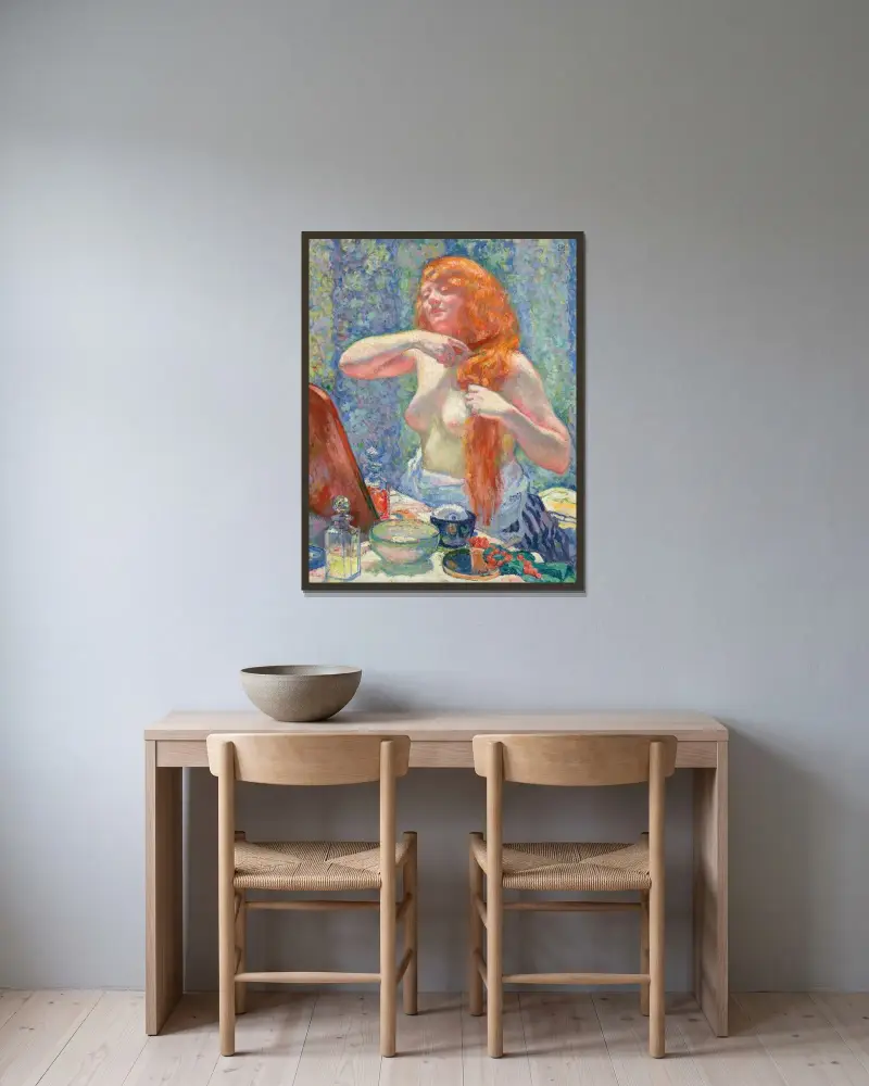 Kvinna vid sin frisyr (Den rödhåriga, VIII) av Theo van Rysselberghe inramad på en vägg