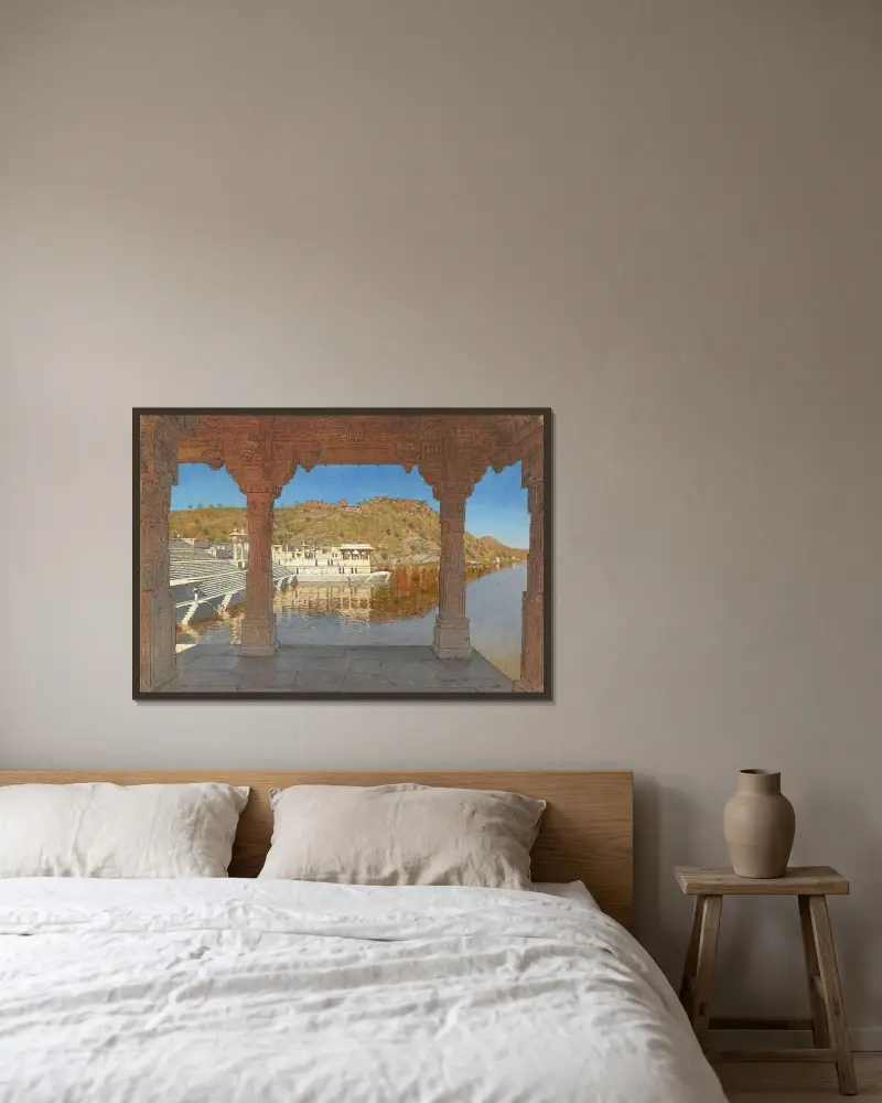 Rajnagar. Marmorkai mit Basreliefs an einem See in Udaipur von Vasily Vereshchagin gerahmt an einer Wand