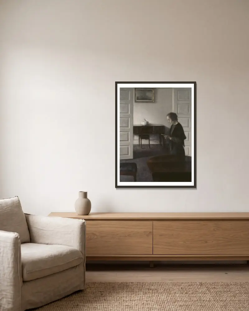 Interieur mit lesender Dame von Vilhelm Hammershøi gerahmt an einer Wand