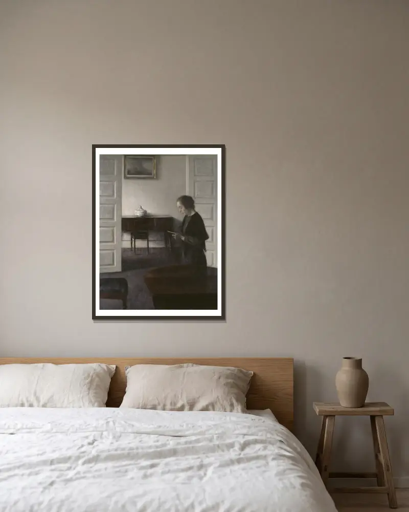 Interieur mit lesender Dame von Vilhelm Hammershøi gerahmt an einer Wand