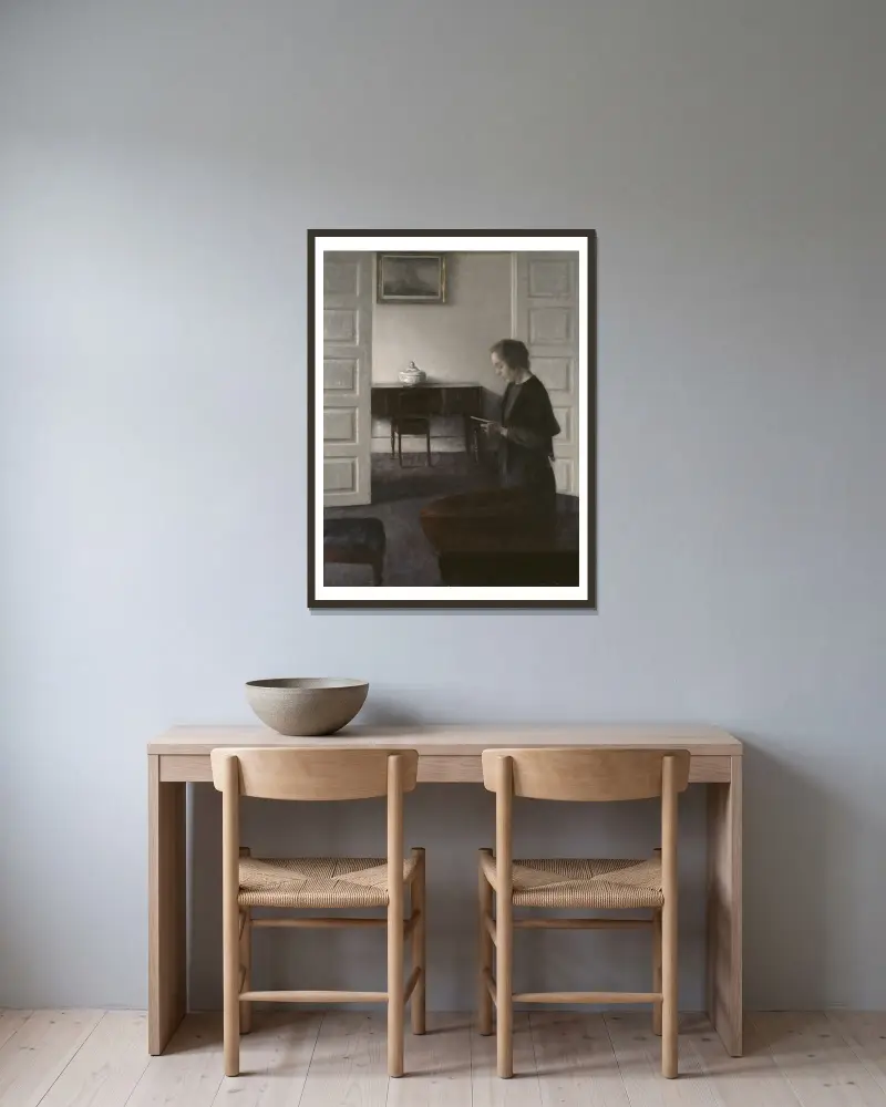Interieur mit lesender Dame von Vilhelm Hammershøi gerahmt an einer Wand