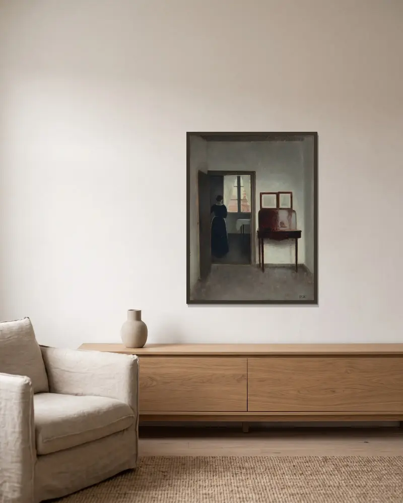 Interior with a Woman (Stue med en kvinde) av Vilhelm Hammershøi inramad på en vägg