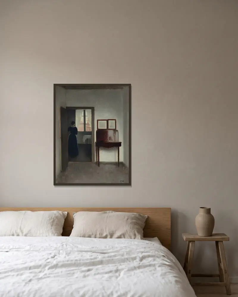 Interior with a Woman (Stue med en kvinde) av Vilhelm Hammershøi inramad på en vägg