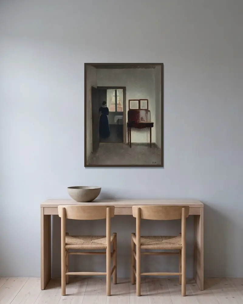 Interior with a Woman (Stue med en kvinde) av Vilhelm Hammershøi inramad på en vägg