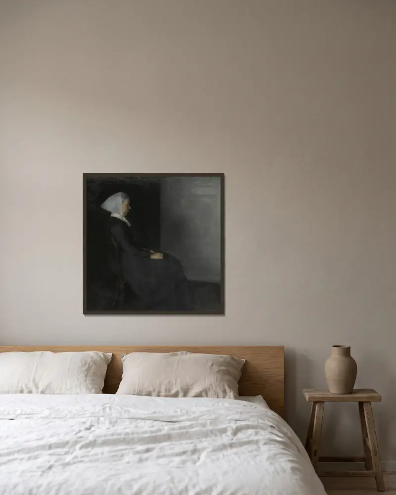 Kunstnerens Moder Frederikke Hammershøi (Portrait Of The Artist’s Mother) av Vilhelm Hammershøi inramad på en vägg