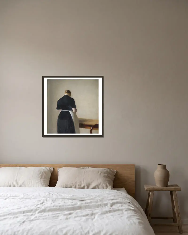 Kvinna sedd bakifrån av Vilhelm Hammershøi inramad på en vägg