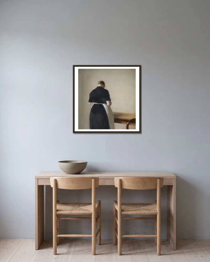 Kvinna sedd bakifrån av Vilhelm Hammershøi inramad på en vägg