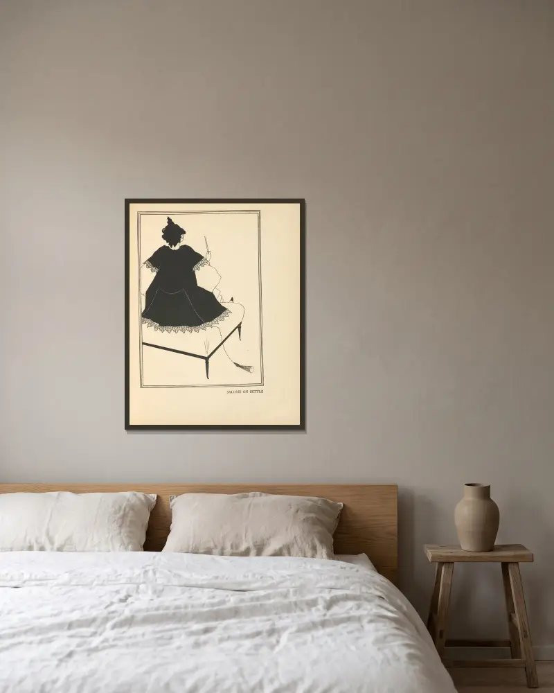 Salome auf einer Fußbank aus ‚Salome‘ von Aubrey Vincent Beardsley gerahmt an einer Wand