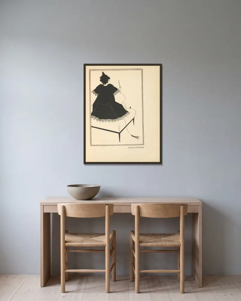 Salome auf einer Fußbank aus ‚Salome‘ von Aubrey Vincent Beardsley gerahmt an einer Wand