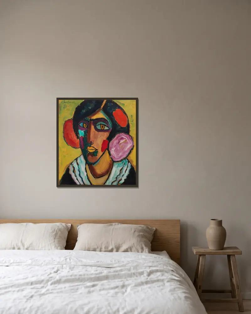 Frauenkopf mit Blumen im Haar av Alexej von Jawlensky inramad på en vägg