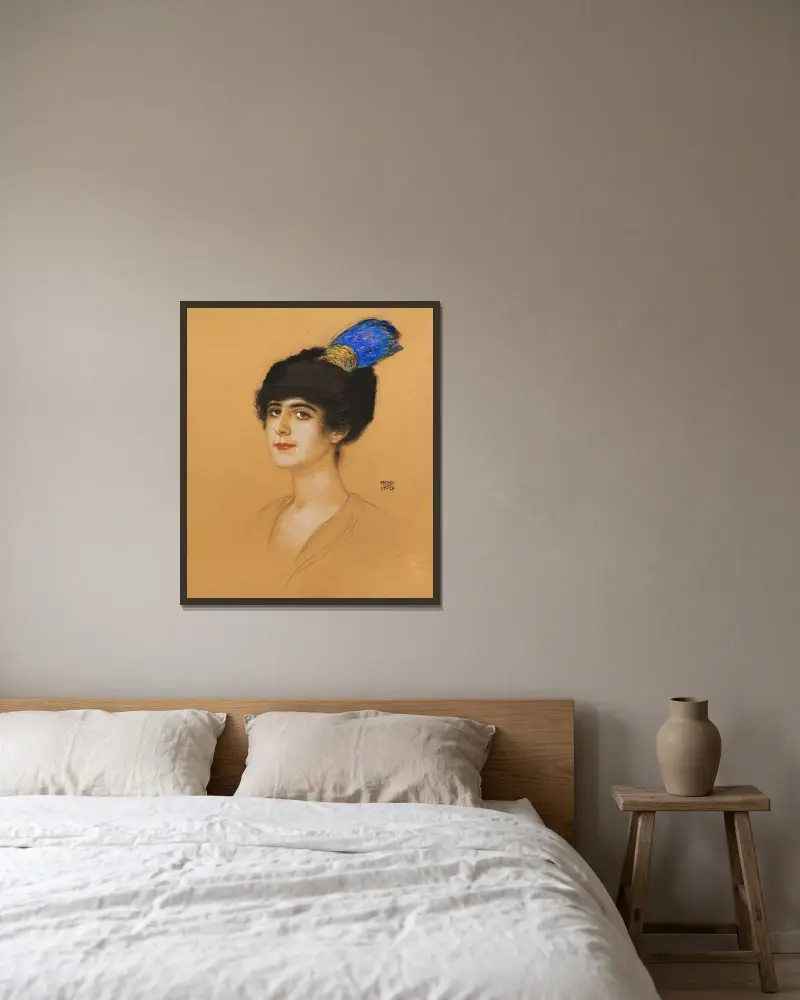 Porträtt av dam med fjäderprydnad av Franz von Stuck inramad på en vägg