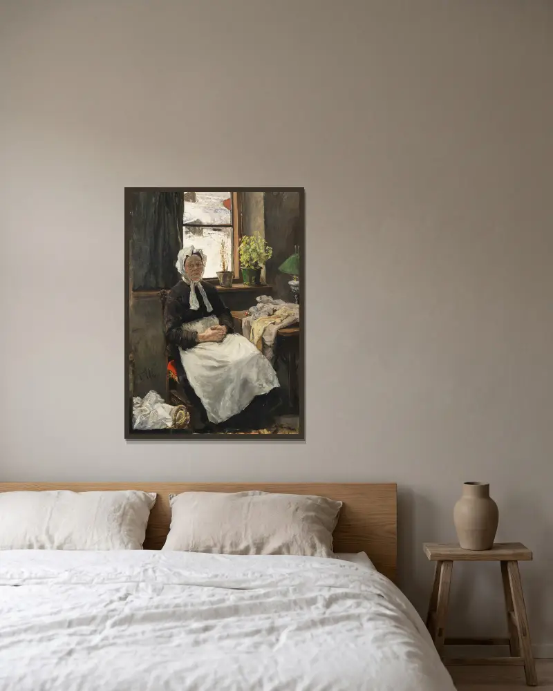 Die alte Näherin von Fritz von Uhde gerahmt an einer Wand