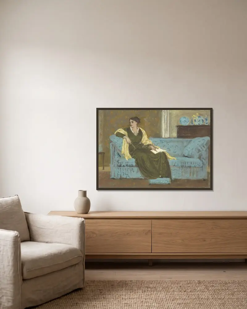 Kvinna sittande i soffa av Walter Crane inramad på en vägg