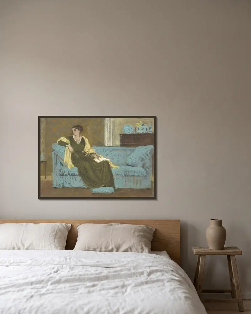 Kvinna sittande i soffa av Walter Crane inramad på en vägg