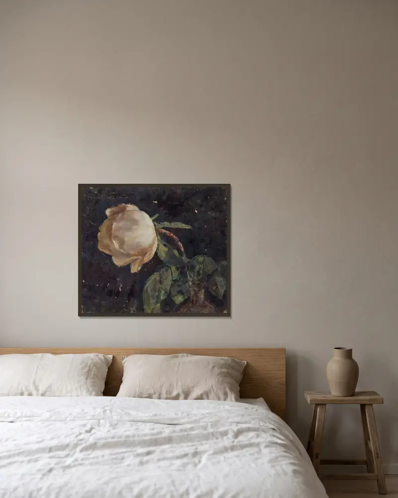 Vase mit Rose von Walther Gamerith gerahmt an einer Wand