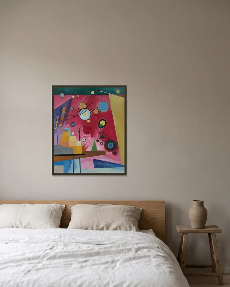 Těžká červená, Wassily Kandinsky v rámu na stěně