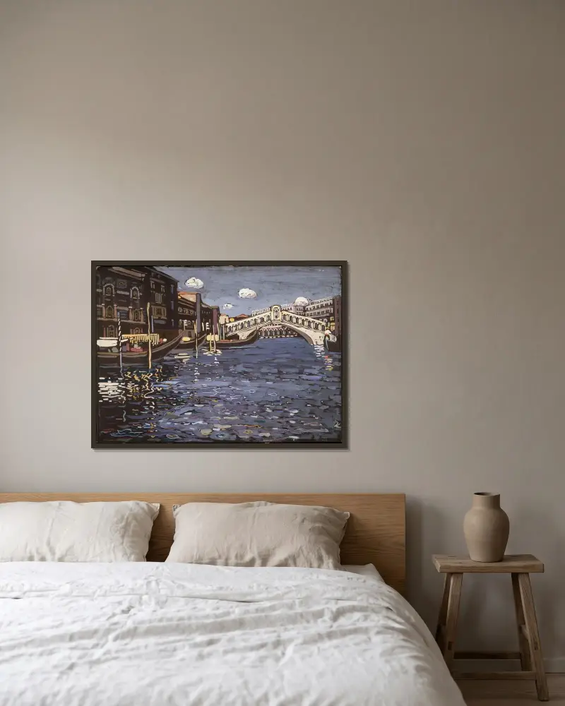 Memory of Venice 4 (Rialto Bridge) av Wassily Kandinsky inramad på en vägg