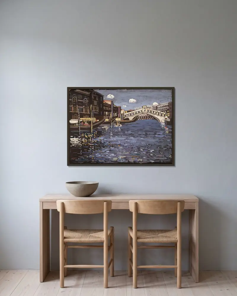 Memory of Venice 4 (Rialto Bridge) av Wassily Kandinsky inramad på en vägg