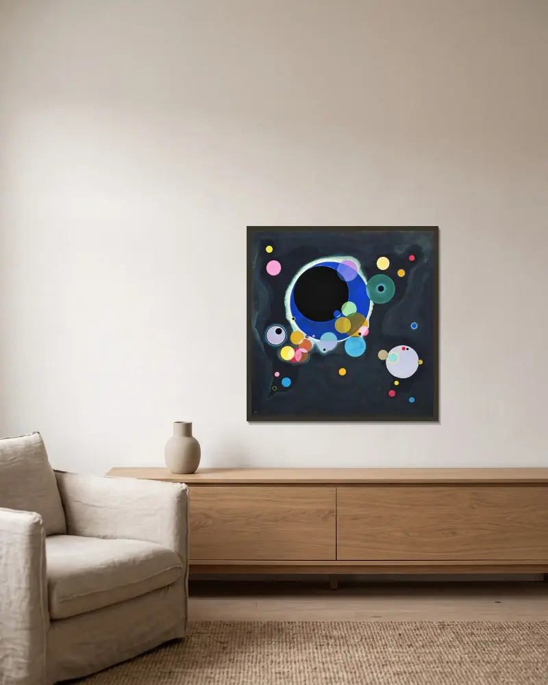Mehrere Kreise von Wassily Kandinsky gerahmt an einer Wand