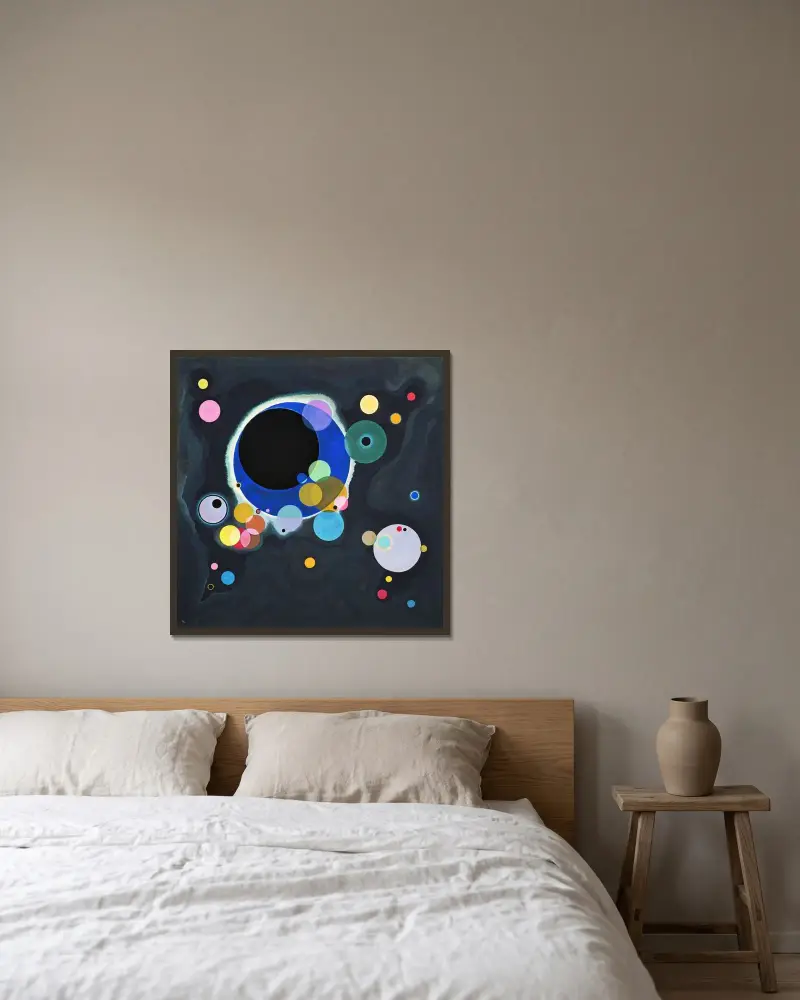 Mehrere Kreise von Wassily Kandinsky gerahmt an einer Wand