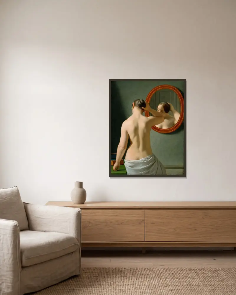 En naken kvinna som gör sin frisyr framför en spegel av Christoffer Wilhelm Eckersberg inramad på en vägg