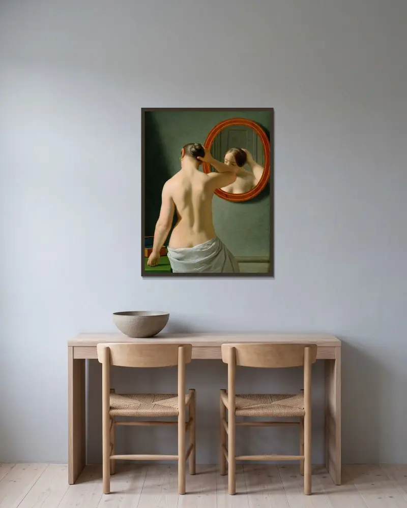 En naken kvinna som gör sin frisyr framför en spegel av Christoffer Wilhelm Eckersberg inramad på en vägg