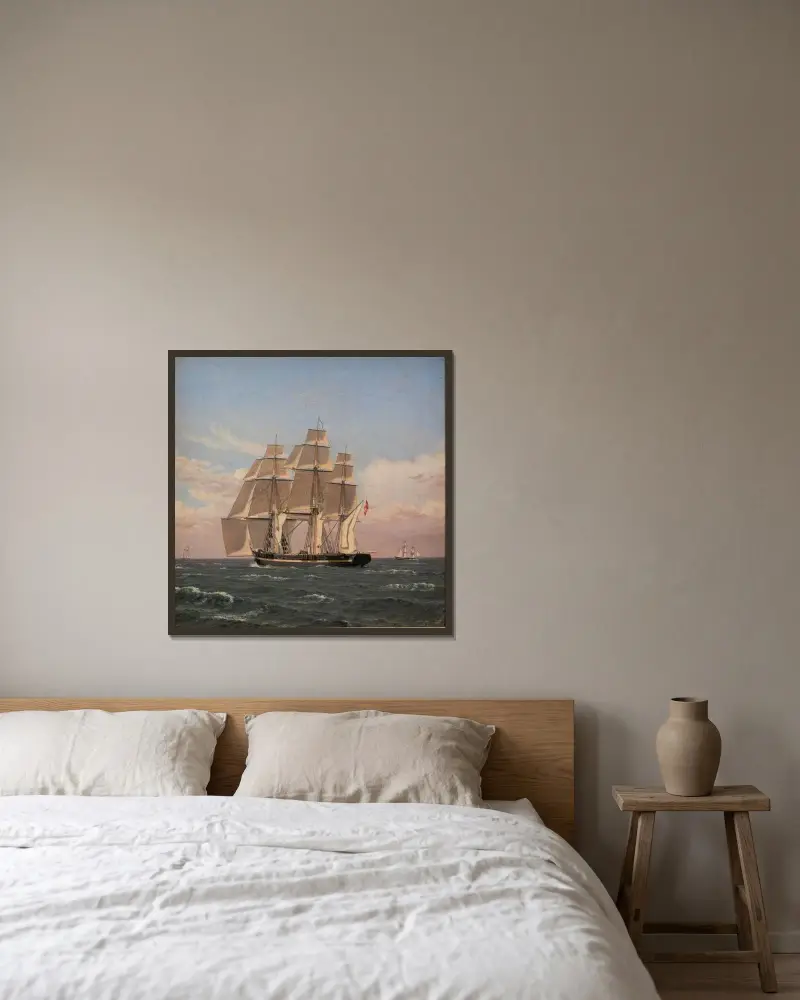 Korvetten Najaden under segel av Christoffer Wilhelm Eckersberg inramad på en vägg