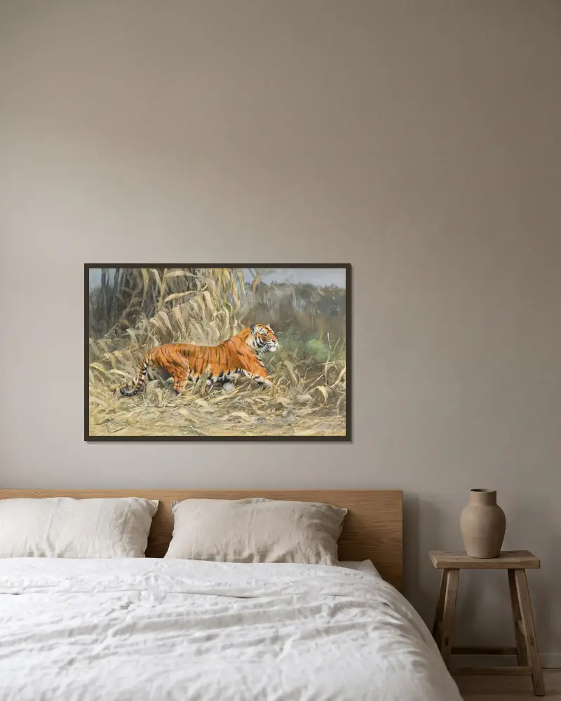 Im Dschungel (Tiger) von Wilhelm Kuhnert gerahmt an einer Wand