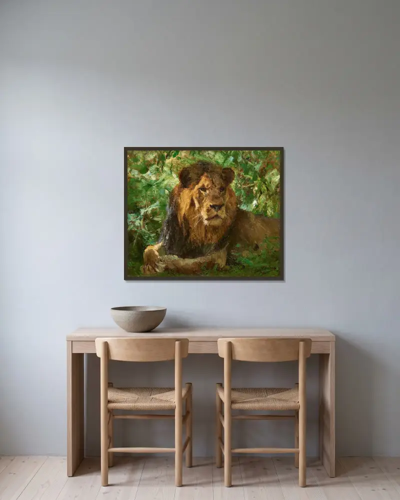 Rastender Löwe (Löwe im Grünen) von Wilhelm Kuhnert gerahmt an einer Wand