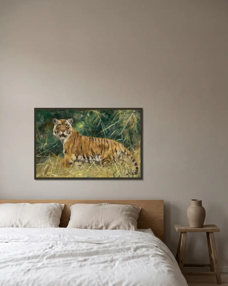 Tiger på vakt av Wilhelm Kuhnert inramad på en vägg
