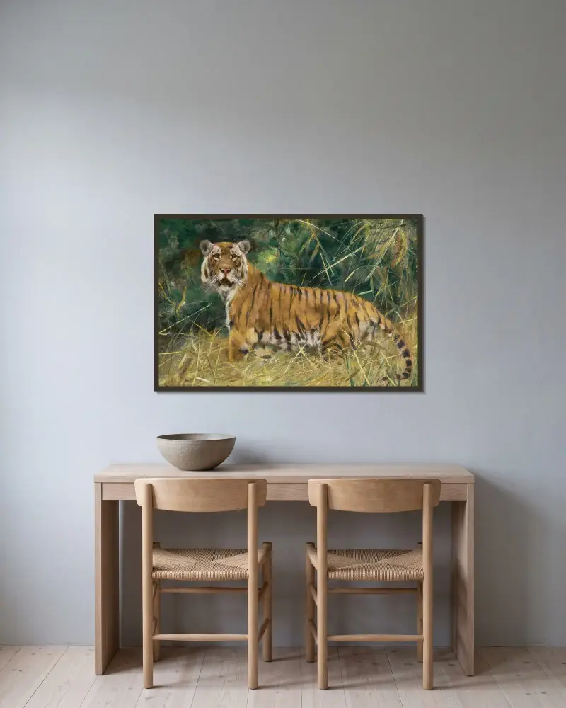 Tiger på vakt av Wilhelm Kuhnert inramad på en vägg