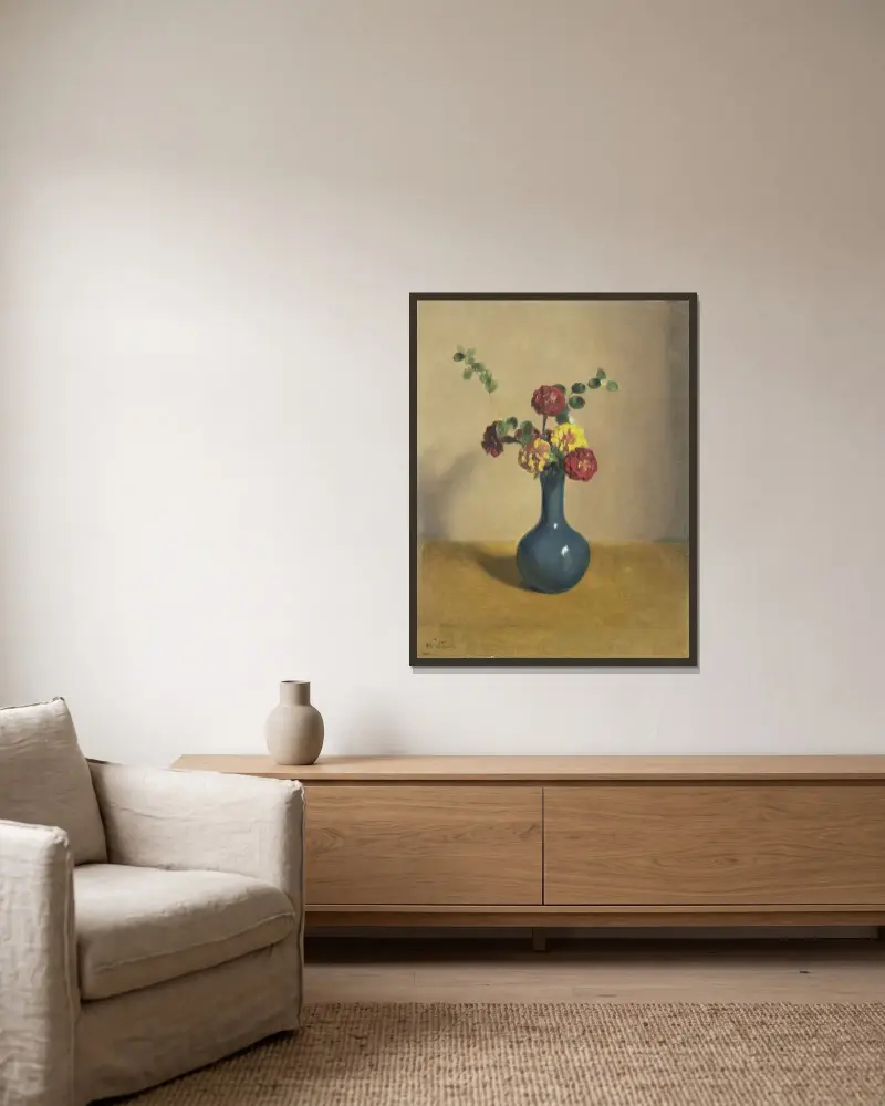 Afrikanska blommor i en blå vas av Willem Witsen inramad på en vägg