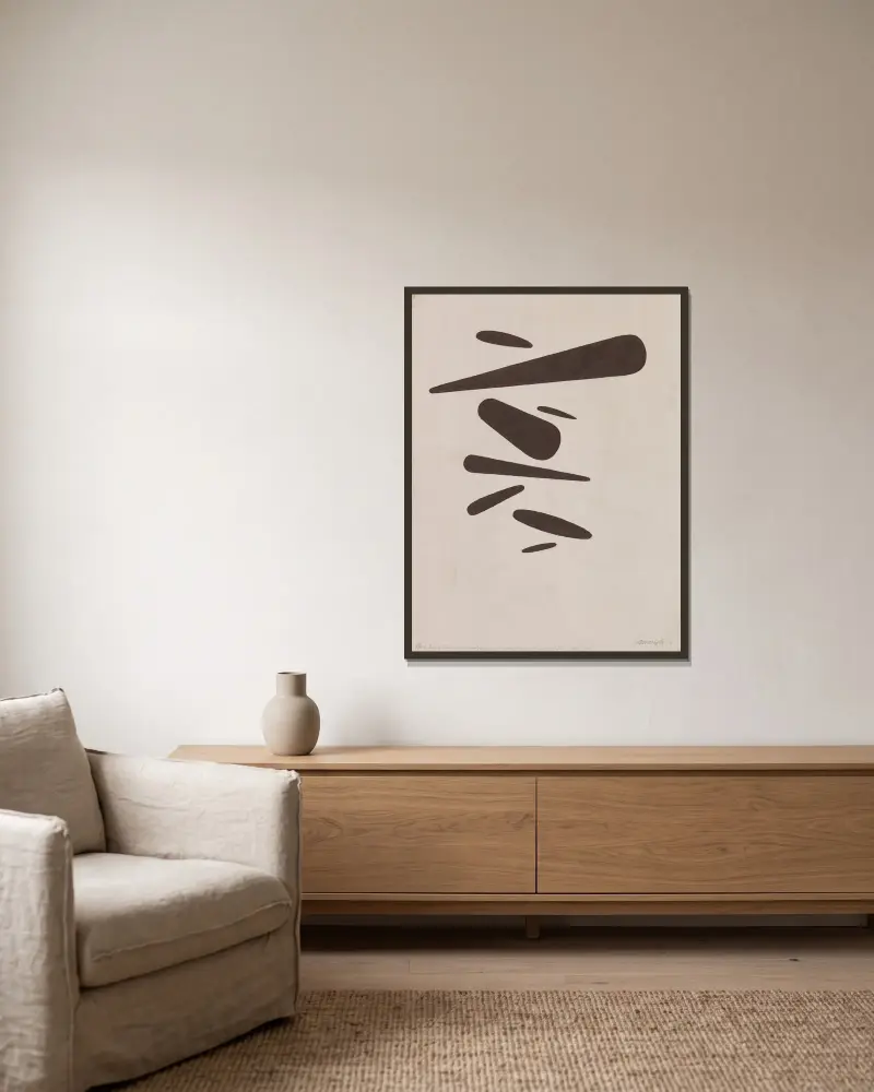 Fliegende Formen von Willi Baumeister gerahmt an einer Wand