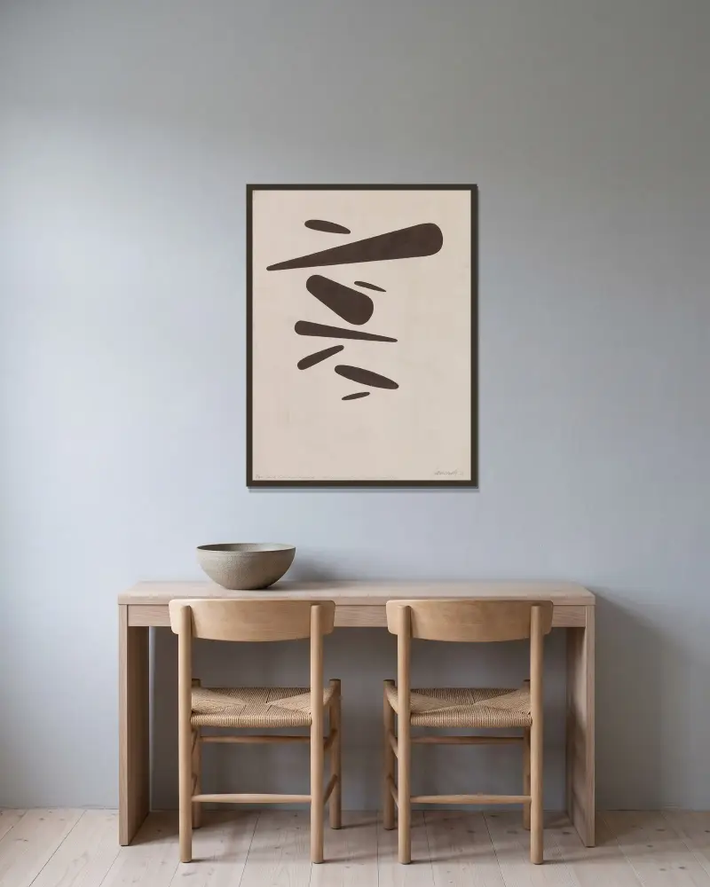 Fliegende Formen von Willi Baumeister gerahmt an einer Wand