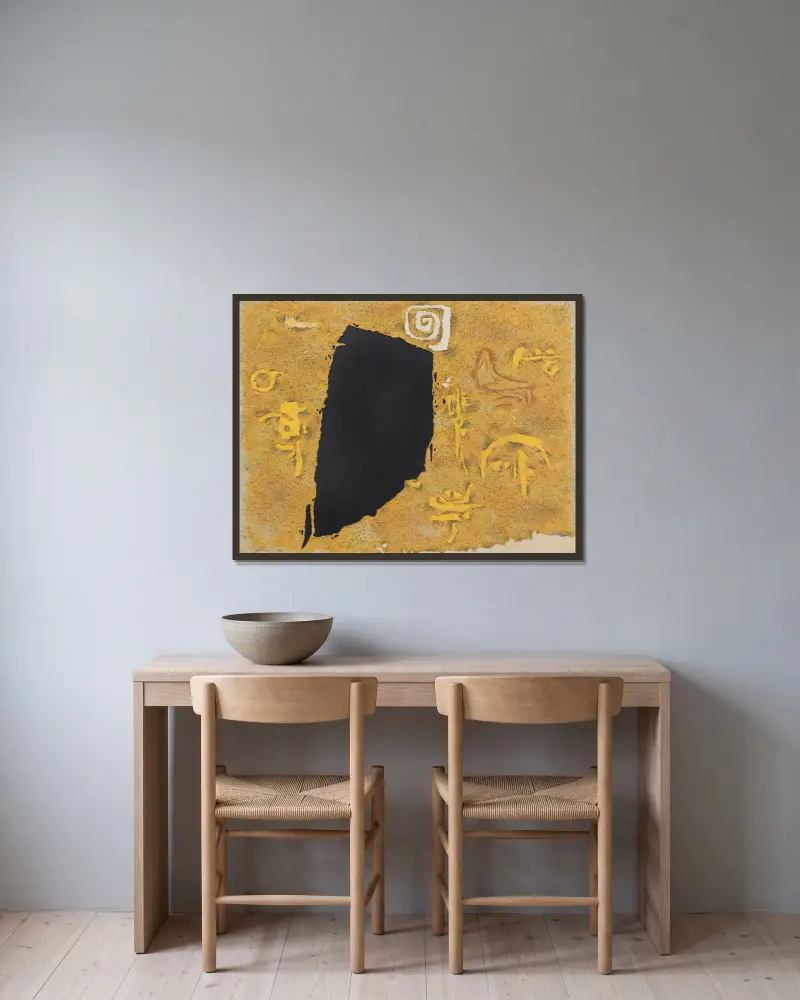 Mit Spirale auf Gelb von Willi Baumeister gerahmt an einer Wand