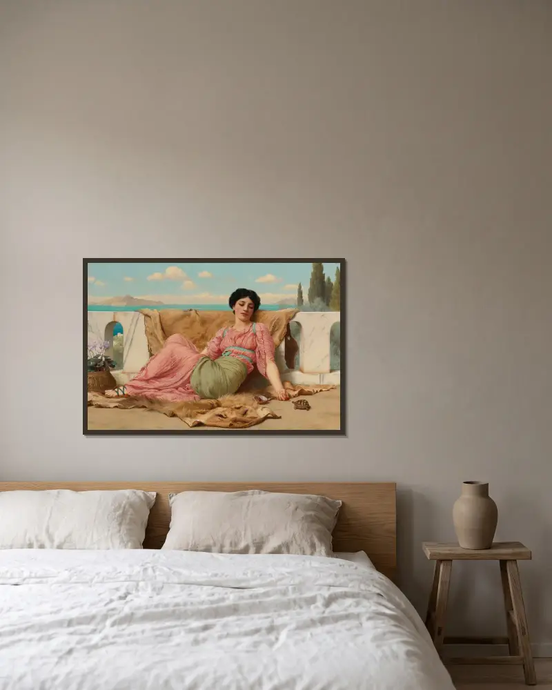 Den stilla gunstlingen av John William Godward inramad på en vägg