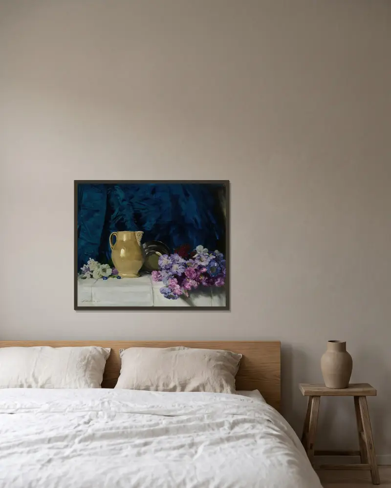 Scabious och en kanna av William Nicholson inramad på en vägg