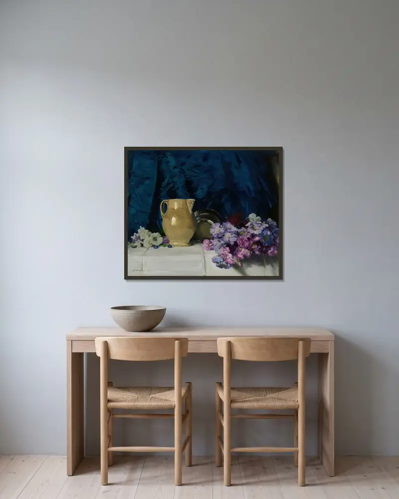 Scabious och en kanna av William Nicholson inramad på en vägg