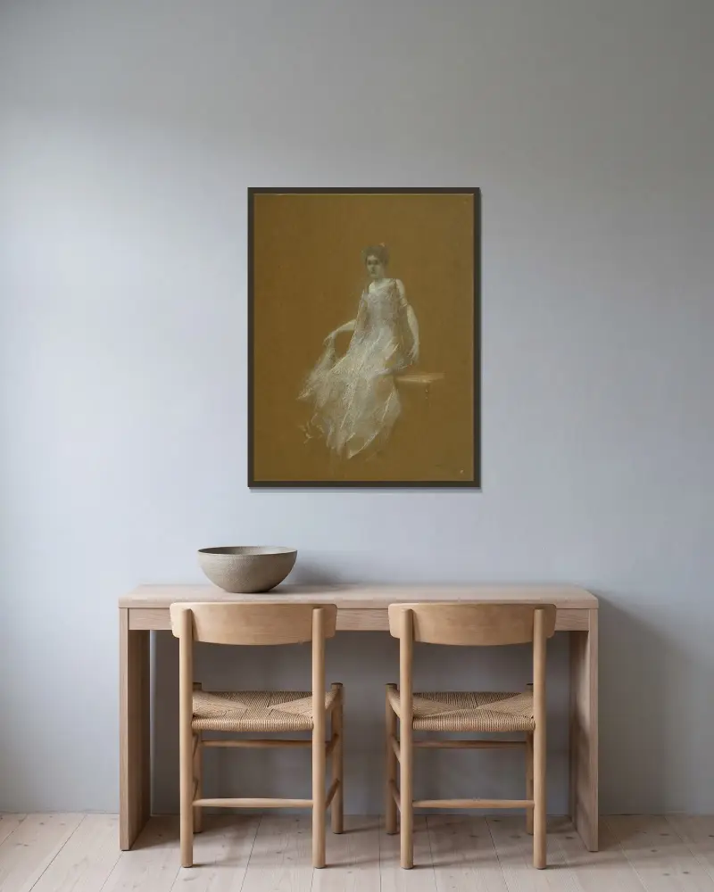 Kvinna i vitt av Thomas Wilmer Dewing inramad på en vägg